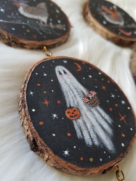 Halloween Woodburning, Fall Craft Painting Ideas, Halloween Wood Projects That Sell, Wood Slice Decor Ideas, Halloween Diy Ornaments, Wood Slice Halloween Crafts, Hand Painted Halloween Ornaments, Painted Things To Sell, Painted Wood Discs