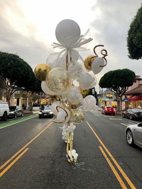 World's Best Bouquets — World's Best Balloons Balloon Structures, Balloon Boutique, Baby Shower Bouquet, Balloon Bar, Balloon Bouquet Delivery, Diy Wedding Food, Huge Balloons, Candy Bouquet Diy, Balloon Company