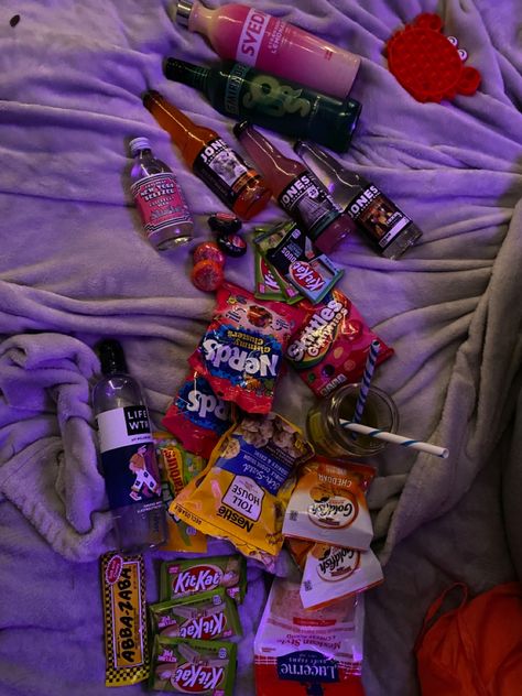 drinking in the 3am Sleepover Setup, Sleepover Snacks, Candy Drinks, Sleepover Food, Junk Food Snacks, Food Babe, Cute Snacks, Food Therapy, Sweet Drinks