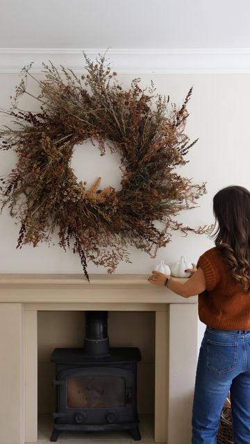 THE SUFFOLK NEST Ashlee Jane on Instagram: "I like my wreaths BIG 🍂  To create this huge Autumn wreath I’ve used 100% foraged ingredients (listed below) from the Suffolk landscapes where I walk daily.  I highly recommend looking at the hedgerows on your walks in a new light and seeing what you can do with them. Here’s what I found in an abundance:   Bracken Burdock Evening Primrose Cow Parsley  Curly Dock Mugwort Campion Tall Tickseed Pepper Weed  #autumnwreath #wreathlove #wreathsofinstagram #wreathmaking #wreaths #wreath #fallwreath #homedecor #wreathinspiration #autumnwreaths #wreathdecor #doordecor #manteldecor #seasonal #seasonaldecor #seasonalflowers #seasonalsimplicity #foraging #foragedflowers #foraged #diywreath #foragedwreath" Wreaths To Make And Sell, Foraged Winter Wreath, Fall Foraged Wreath, Foraged Fall Wreath, Diy Real Wreath, Harvest Wreath Ideas, Rustic Wreath Ideas, Foraged Decor, Foraged Wreath