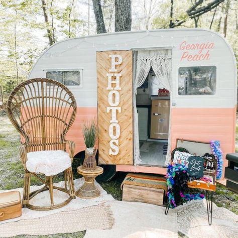 Photobooth Camper, Photobooth Business, Pink Trailer, Open Air Photo Booth, Photo Booth Business, Photo Booth Company, Boho Wedding Photography, Welcome Photos, Wedding Photo Props