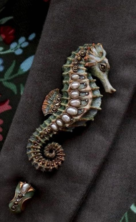 Seahorse Art, Sea Horse, Bead Embroidery Jewelry, Seahorses, Art Nouveau Jewelry, Polymer Clay Projects, Embroidery Jewelry, Themed Jewelry, Beaded Brooch