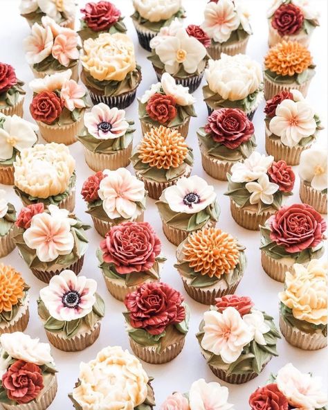 BRIDES on Instagram: “It's your micro-wedding, you can ditch your wedding cake for cupcakes if you want to! 👏🏻 Head to the #linkinbio for 19 wedding cupcakes…” Boho Wedding Cupcakes, Type Of Flowers, Geode Cake Wedding, Rustic Cupcakes, Perfect Wedding Cake, Tier Cakes, Boho Wedding Cake, Bridal Shower Cupcakes, Geode Cake