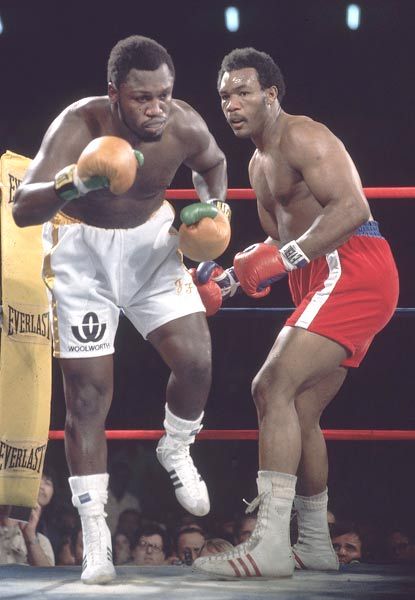 George Foreman vs Joe Frazier in Jan 1973. Result was a TKO by Foreman in the 2nd round to become the new undisputed champ. Sugar Ray Leonard, Boxing Photos, Ray Leonard, Ali Boxing, Joe Frazier, Muhammad Ali Boxing, Smokin Joes, Boxing Legends, Vintage Boxing