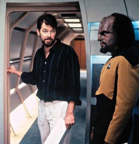 Jonathan Frakes and Michael Dorn on the set of Star Trek: The Next Generation (1990) Defiant Star Trek, Tricorder Star Trek, Jonathan Frakes, Star Trek Spock Zachary Quinto, Star Trek Tng Behind The Scenes, Star Trek Movie 2009, Lights Camera Action, Star Trek, Stars