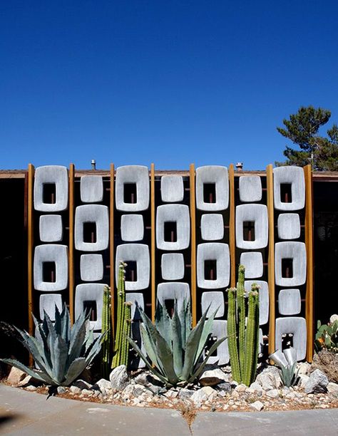 Mid-century Californian modernism Concrete Wall Stencil, Art Deco Backyard, Sculpture Garden Architecture, Mid Mod Landscaping, Modern Desert Landscaping, Mid Century Patio, House California, Screen Garden, Moderne Have