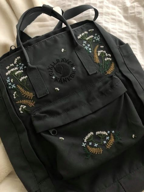 Backpack With Embroidery, Customized Backpack Ideas, Embroidered Backpack Ideas, Embroidered Backpack Diy, Embroidery On Bags Ideas, Kanken Embroidery Diy, Embroidered Backpack Jansport, Kanken Embroidery Ideas, Jansport Embroidery