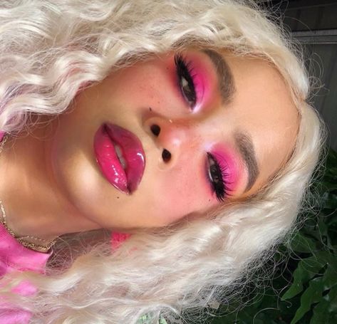 Pink Makeup Looks, Chapelle Roan, Rosa Make-up, Festival Make Up, Barbie Aesthetic, Beauty Make-up, Makeup Eye Looks, Dark Makeup, Pink Makeup