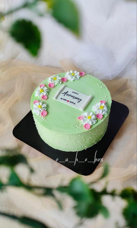 Simple Unique Cake Design, Lunch Box Cake Design, Bouquet Cake Ideas, Small Cakes Ideas, Small Cake Designs, Minimalist Cake Design, Hart Cake, Modern Birthday Cakes, Minimalist Cake