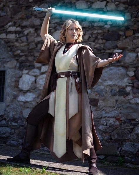 #StarWars #SW #Jedi #ZW #Cosplay #AnakinSkywalker #Skywalker #Girl #Woman #cute Star Wars Jedi Clothes, White Jedi Robes, Jedi Cosplay Diy, Oc Jedi Female, Jedi Female Outfit, Star Wars Outfits Women Jedi, Jedi Cosplay Female, Jedi Robes Female, Star Wars Jedi Outfits Women