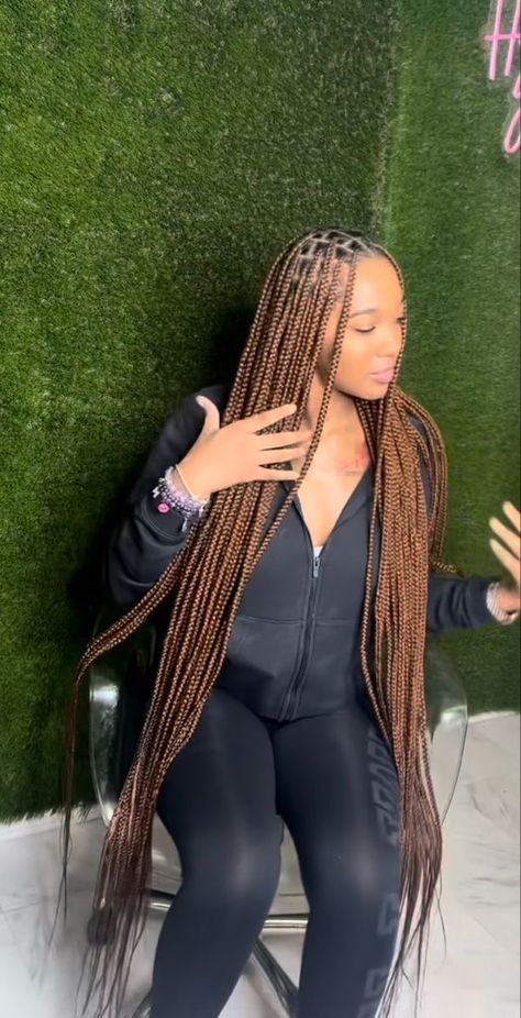 Cinnamon Brown Knotless Braids, Brown Blonde Black Braids, Small Color Knotless Braids, Brown Protective Hairstyles, Brown Ombre Braids Black Women, Brown Braided Hairstyles For Black Women, Locs Hairstyles Brown, Brown Braids With Blonde Peekaboo, Brown Hair Braids Black Women