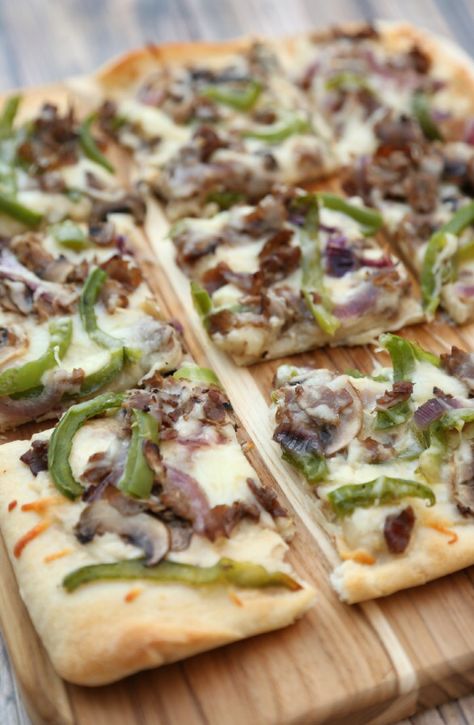 Steak Flatbread Pizza, Philly Cheesesteak Flatbread, Cheesesteak Flatbread, Homemade Pizza Ideas, Philly Cheesesteak Pizza, Philly Cheese Steak Pizza, Cheesesteak Pizza, Naan Pizza Recipes, Flatbread Pizza Recipes