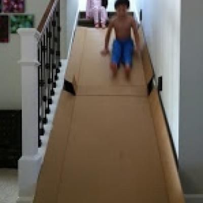 This indoor activity is sure to score you coolest mom of the year award! You’ll need a large appliance box and a stairway, if you have those two things, its as easy as that! Next with parental supervision of course, take turns sliding! Cardboard Stairs, Diy Slide, Stairs Diy, Cardboard Projects, Stair Slide, Diy Slides, Diy Stairs, Fun Craft, Kids Diy