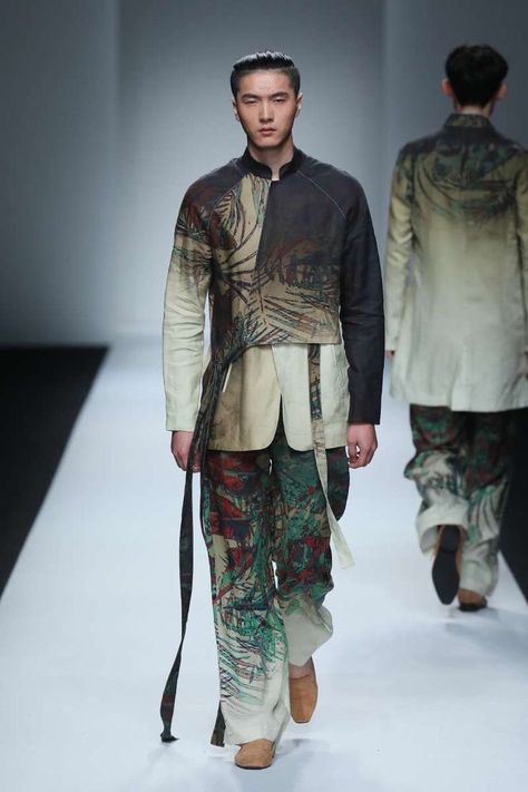 Mens Fashion Winter, Men Grunge, Shanghai Fashion Week, Shanghai Fashion, Men Coats, Batik Fashion, Fashion Business, Chanel Fashion, Mens Winter Fashion