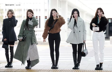 Itzy Airport, Itzy Group, Itzy Pics, Chuncheon, Icn Airport, Incheon Airport, Airport Fashion, Group Photos, Incheon