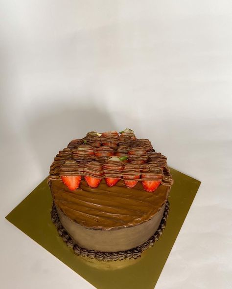 #strawberry #nutella #chocolatecakerecipe #cakedesigner #nutellacake #designideas #cakedecoratingideas #birthdaycakeideas Strawberry Nutella Cake, Strawberry Nutella, Nutella Cake, Chocolate Cake Recipe, Vanilla Cake, Nutella, Cake Decorating, Birthday Cake, Baking