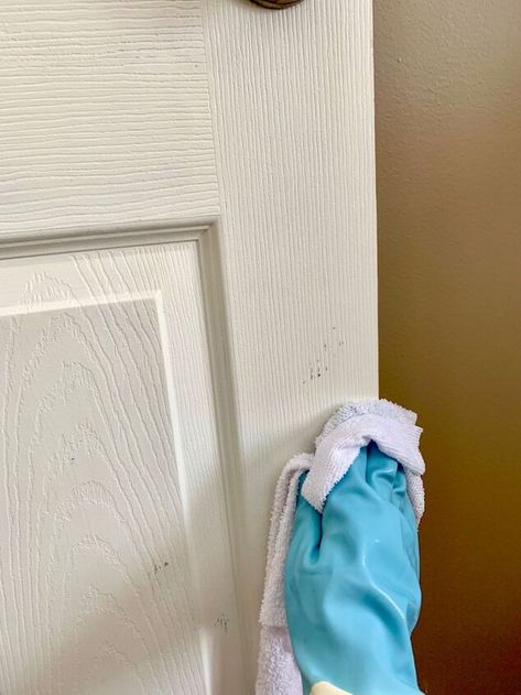 Clean Baseboards, Baseboard Cleaner, White Baseboards, White Interior Doors, Cleaning Baseboards, Painted Interior Doors, Inside Doors, Best Cleaner, Diy Cleaning Solution