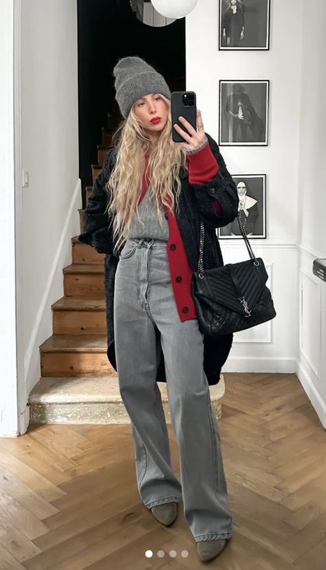 Grey Sweater Street Style, Grey Beanie Outfit Aesthetic, Wide Jeans Winter Outfit, Baggy Light Wash Jeans Outfit, Hacienda Outfit, Outfits Con Jeans Gris, Layered Sweatshirt Outfit, How To Style Doc Martens Winter, Styling Grey Jeans