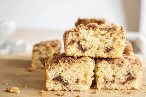 Make this amazing sourdough coffee cake using sourdough discard. The sweet, tender cake with the cinnamon center and streusel topping is it! Sourdough Coffee Cake, Cinnamon Streusel Muffins, Sourdough Discard Recipes, Baking Breads, Discard Recipe, Sourdough Starter Discard Recipe, Starter Recipes, Easy Sourdough, Discard Recipes