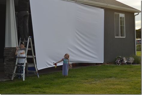 Diy Outdoor Movie Screen, Outdoor Movie Theater, Outdoor Movie Screen, Summer Diy Projects, Backyard Movie Nights, Reading Diy, Backyard Movie, Movie Projector, Movie Screen