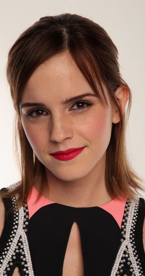 Emma Watson, Merry. Emma Watson Wallpaper, Grown Out Pixie, Emma Watson Belle, Emma Watson Pics, Photo Emma Watson, Emma Watson Style, Michelle Williams, Hermione Granger, Model Hair