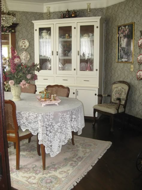 Traditional Shabby Shabby Chic Decorating, Chic Dining Room, Shabby Chic Dining, Cottage Aesthetic, Shabby Chic Interiors, Casa Vintage, Cottage Interiors, Shabby Chic Kitchen, Chic Kitchen