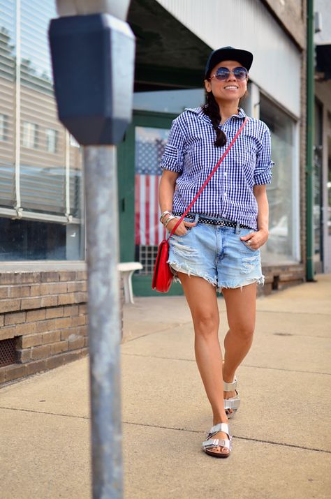 Silver Birkenstocks and studs Navy Birkenstocks Outfit, Gray Birkenstock Outfits, Silver Birkenstocks Outfit, Celebrities Birkenstock, Silver Birkenstocks, Metallic Birkenstocks, Birkenstocks Outfit, White Birkenstocks, Dark Summer