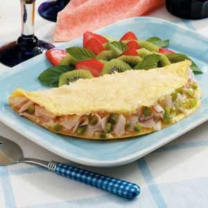 Monterey Turkey Omelet Recipe Turkey Omelette, Omelette Recipe Easy, Hosting Brunch, Omelets Recipe, Yummy Healthy Breakfast, Deli Turkey, Omelette Recipe, Breakfast Bites, Toast Recipes