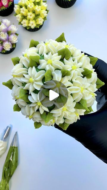 @cakestone20 on Instagram: "Piping some easy mini buttercream daisies using a 3F tip 🤍🧁

This tip is the baby sister of the 2F tip which we have used in some of our past reels to pipe simple daisies. You don’t need any special skills to make these, they are as easy as they look! 🤗

#reels #reelsofinsta #reelitfeelit #bakingreels #tutorial #reellife #cupcakereels #trendingreels #oddlysatisfying #cupcakedecorating  #floralcupcakes #daisycake  #buttercreamflowers  #buttercreamcake  #cakedecorating #cakedecoratingreel #cakereel #cakereels #bakingreels #satisfyingvideos  #buttercreamflowerpiping #engagement #explorepage #buttercreamclass #cakestone  #cakestone20  #reelvibes  #reelcreator" Buttercream Daisies, Luxury Cupcakes, Buttercream Flowers Tutorial, Piping Flowers, Daisy Cakes, Floral Cupcakes, Cupcake Designs, Cupcake Decorating, Buttercream Flowers