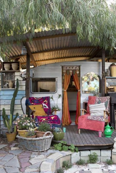 Caravan and Exterior: The eclectic home of Trish Bygott, Nathan Crotty and their family in Fremantle, WA, which incorporate a 1950′s bus and a 1970′s caravan which function Manufactured Home Porch, Vintage Trailer Remodel, Dream Camper, Camping Vintage, Retro Caravan, Living Simply, Vintage Campers Trailers, Door Porch, Vintage Caravan