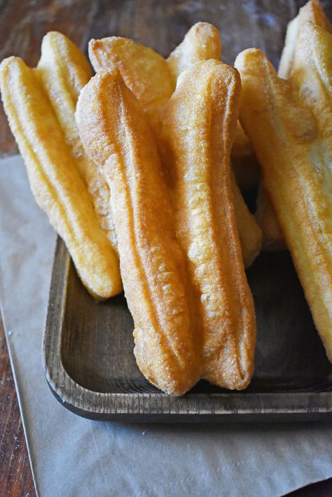 Fried Bread Stick / Dau Chao Quay / You Tiao Vietnamese Pork, Fried Bread, Bread Sticks, Breaking Bread, Fry Bread, Fried Dough, Delicious Bread, Fish Cake, Breadsticks