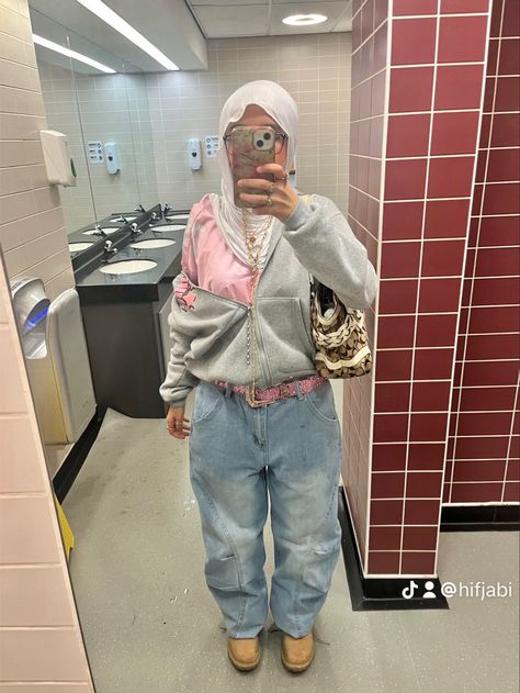 hijabi outfit inspiration, y2k aesthetic, Streetwear Outfit Hijab, Hijabi Streetwear Fashion, Y2k Hijab, Hijabi Outfit Inspiration, Amsterdam Fits, Hijabi Outfits School, Baddie Hijabi Outfits, Hijabi Style Outfits, Halal Outfits