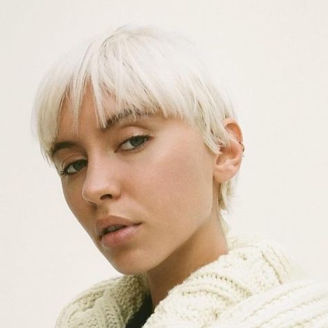 Iris Law Hair, Hair Inspiration Bangs, Iris Law, Face Angles, Short Cut, Grow Out, New Photos, Short Cuts, Hair Cut