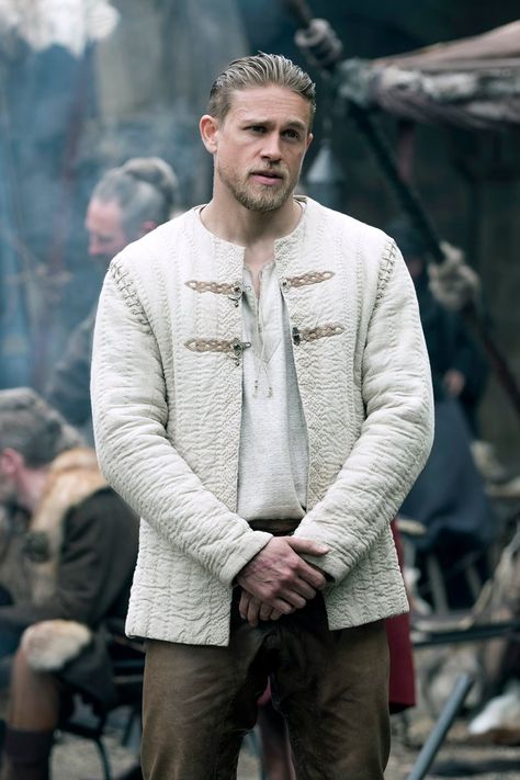 Charlie Hunnam Haircut, Charlie Hunnam King Arthur, King Arthur Legend, Roi Arthur, Guy Ritchie, Ryan Guzman, Taylor Kitsch, Jax Teller, Joe Manganiello