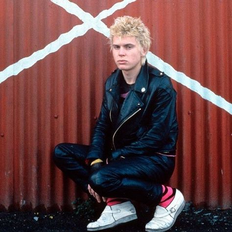 postpunkproject on Instagram: "Happy birthday Billy Idol. #billyidol #generationx #punkrock #postpunk #newwave #classicrock #earlypunkscene #rockphotography #rebelyell #eyeswithoutaface" Small Bar, Billy Idol, Bar, Tumblr