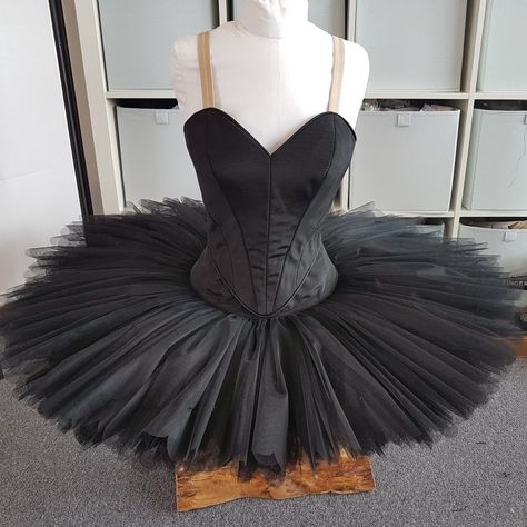 Black Swan Ballet, Swan Halloween, Ballet Design, Ballet Costumes Tutus, Swan Ballet, Ballet Designs, Ballet Bag, Ballet Beauty, Ballet Costume