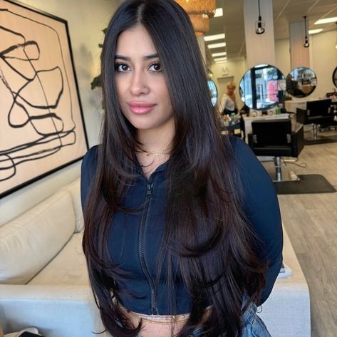 Nothing can beat the timelessness of a long + soft layers🤌🏼😌 • Long layers preserve thickness and the face frame gives a little shape and visual dimension • Cut dry to make sure it lays nicely unstyled + in natural texture - - #layeredhaircut #longhair #longlayers #faceframinglayers #softlayershaircut #chicagohairstylist #drycuttingspecialist Long Soft Layers, Face Frame, Face Framing Layers, Soft Layers, Long Layers, Face Framing, Layered Haircuts, Natural Texture, Make Sure