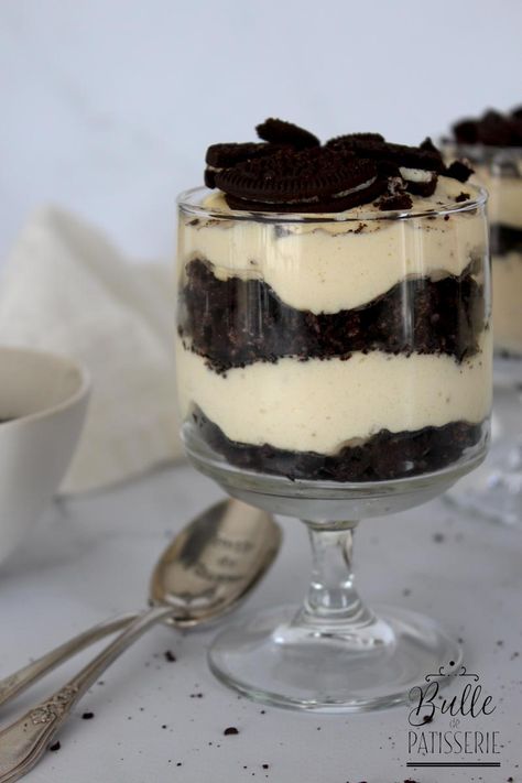 Recette Tiramisu Oreo - Recette Rapide et Facile Oreo Dessert Healthy, Oreo Tiramisu, Oreo Dessert Halloween, S’mores Trifle Dessert, Tiramisu Oreo, Milkshake Recipe Easy, Dessert Oreo, Milkshake Recipes, Oreo Dessert