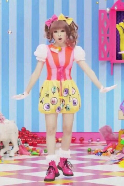 Kyary Pamyu Pamyu performing Pon Pon Pon Video shoot J Pop Bands, Kyary Pamyu Pamyu, Kawaii Harajuku, Weird Things, Ballet Costumes, Funky Jewelry, Japanese Street Fashion, J Fashion, Harajuku Fashion