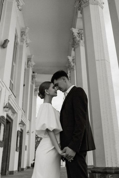 Civil Wedding Poses, Classic Wedding Poses, Wedding Fotoshooting Ideas, Civil Wedding Photos, Wedding Day Photo Ideas, Creative Wedding Pictures, Courthouse Wedding Photos, Small Market, Shoes For Wedding