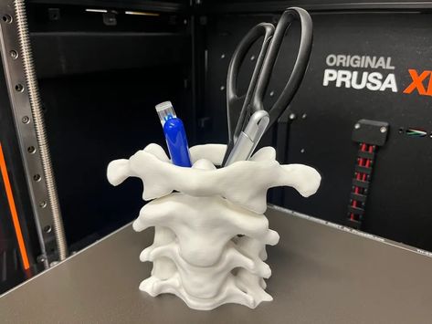 Spine Pen Holder by Pirate_The_Captain - MakerWorld Modele Impression 3d, Useful 3d Prints, 3rd Dimension, Pencil Tool, Spool Holder, 3d Print Ideas, Pen Stand, 3d Printing Diy, Ct Scan