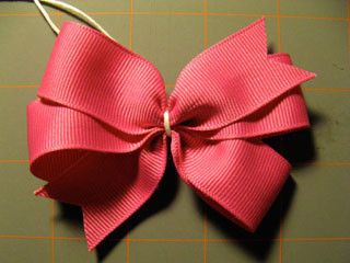 simple bow tutorial Clip Embroidery, Diy Pinwheel, Ribbon Making, Pinwheel Bow, Hair Bow Tutorial, Grosgrain Ribbon Bows, Bow Template, Bows Diy, Diy Bows