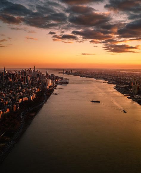 Sunset glow on the Hudson River separating Manhattan, New York and Jersey City, New Jersey New York Sunset, I Know Everything, Hudson River Valley, Pursuit Of Happiness, No Regrets, Best Sunset, Hudson River, Nova York, Jersey City