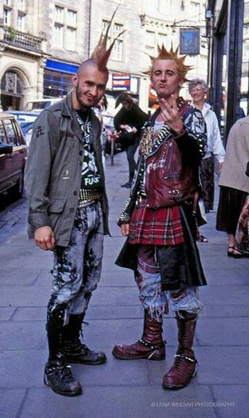 Punks                                                                                                                                                                                 Más 80s Punk Fashion, Stile Punk Rock, Lila Party, Punk 80s, Punk Subculture, Look 80s, British Punk, 70s Punk, 90s Punk