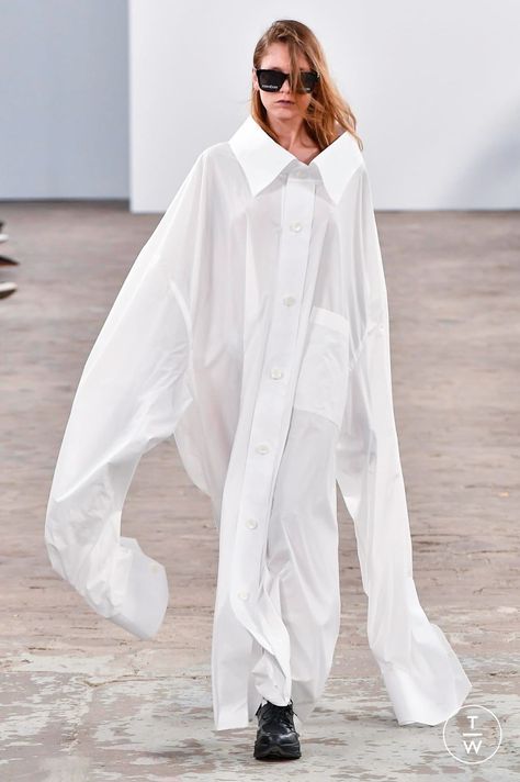 Kimhekim Spring/Summer 2020 Look 4 Oversized White Shirt, Oversized Outfit, Runway Dresses, Oversize Fashion, Oversized Dress, Live Fashion, Inspiration Mode, White Fashion, White Shirt