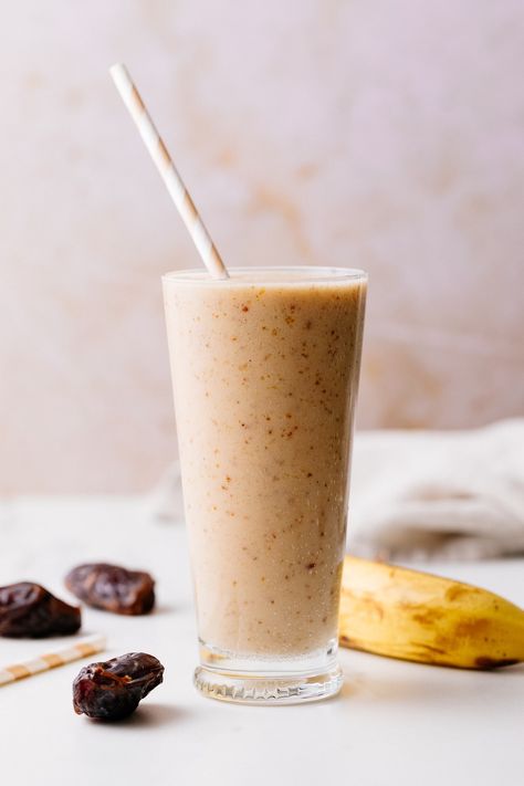 Recipes With Dates, Date Smoothie Recipes, Dates Recipes, Date Smoothie, What Is Healthy Food, Oil Free Vegan Recipes, Vanilla Smoothie, Easy To Make Breakfast, Snack Smoothie