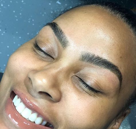 𝒑𝒊𝒏𝒕𝒆𝒓𝒆𝒔𝒕 : @shawtypr ! Eyebrow For Round Face, Thick Eyebrow Shapes, How To Do Brows, Round Eyebrows, Eyebrows Goals, Perfect Eyebrow Shape, Instagram Brows, Arch Brows, Arched Eyebrows