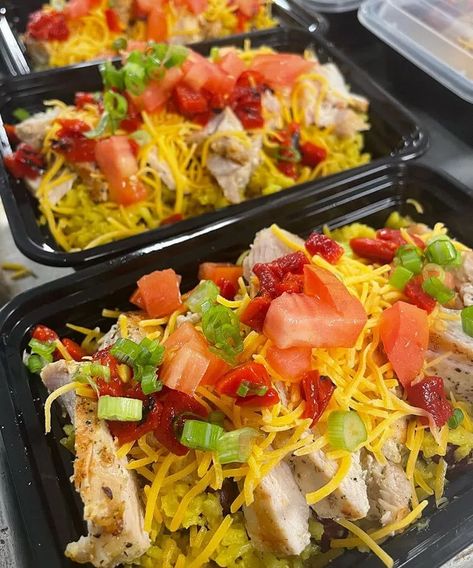 Homemade Burrito Bowl, Healthy Pantry Staples, Quick Guacamole, Healthy Pantry, Burrito Bowls Recipe, Black Beans And Rice, Weight Watchers Chicken, Chicken Burrito Bowl, Burrito Bowls