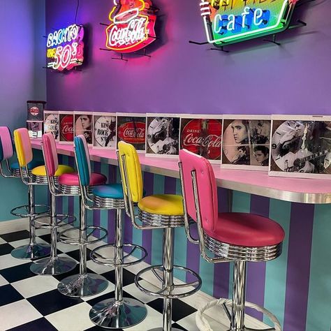 Diy Diner Booth, Retro Diner Aesthetic Kitchen, Retro Ice Cream Parlor, 1960s Restaurant, Retro Moodboard, Diner Booth, 50s Vibes, Diner Aesthetic, Small Restaurant Design