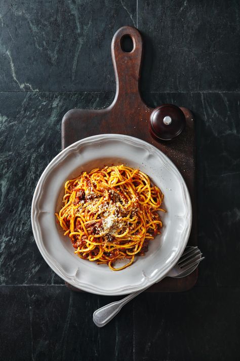 Traditional Italian meal spaghetti alla bolognese Creamy Prawn Pasta, Ultimate Spaghetti, Freeze Leftovers, Chilli Pasta, Baked Peppers, Spaghetti Bolognese Recipe, Spagetti Recipe, Truffle Mac And Cheese, Goat Cheese Pasta